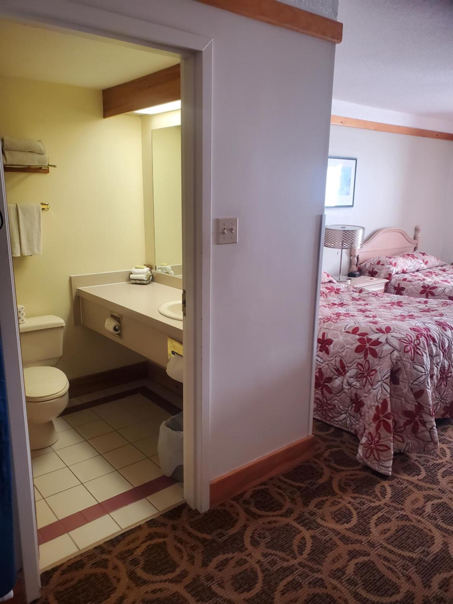 Granite Town Hotel Saint George Bagian luar foto